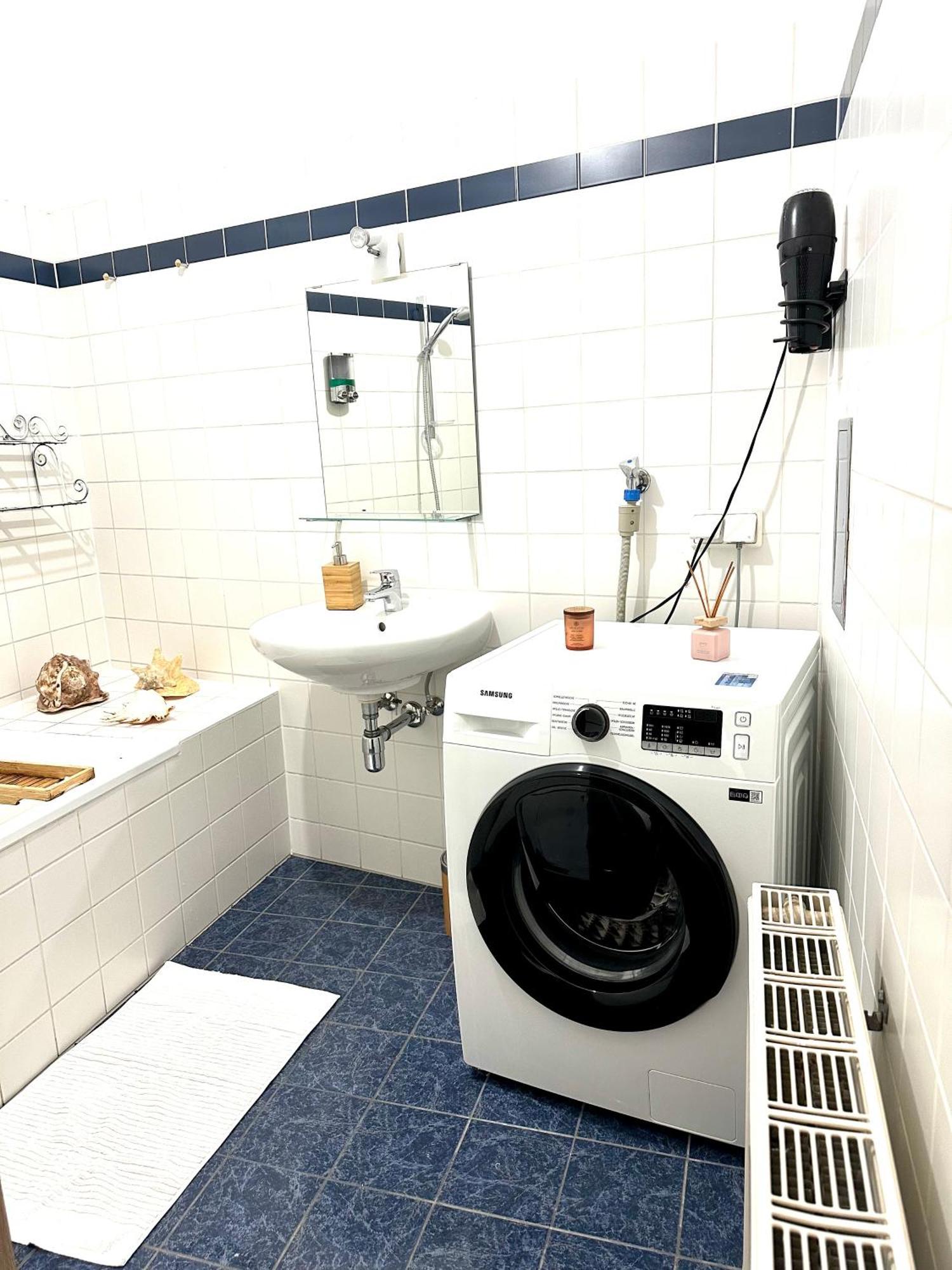 City Center Apartment Вена Экстерьер фото