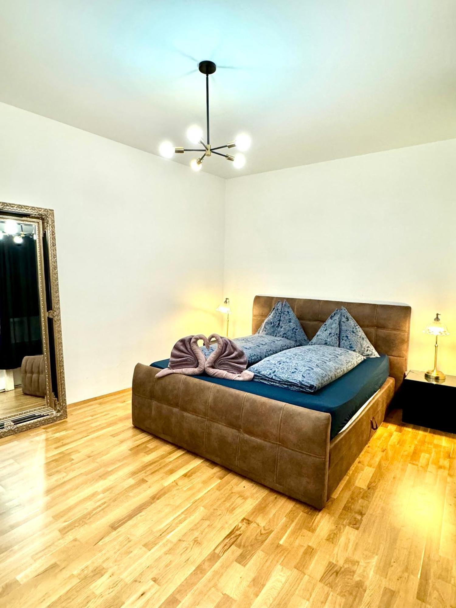 City Center Apartment Вена Экстерьер фото
